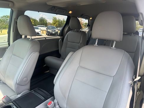 Used 2020 Toyota Sienna XLE Premium FWD image 8