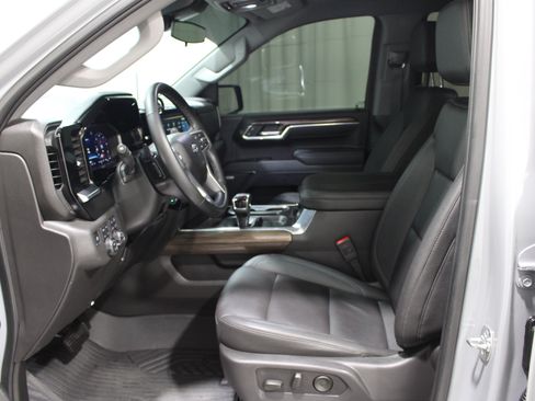 Used 2025 Chevrolet Silverado 1500 RST AWD/4WD image 3