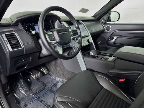 Used 2024 Land Rover Discovery Metropolitan Edition image 9