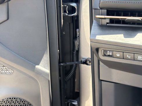 Used 2025 Nissan Ariya FWD image 16