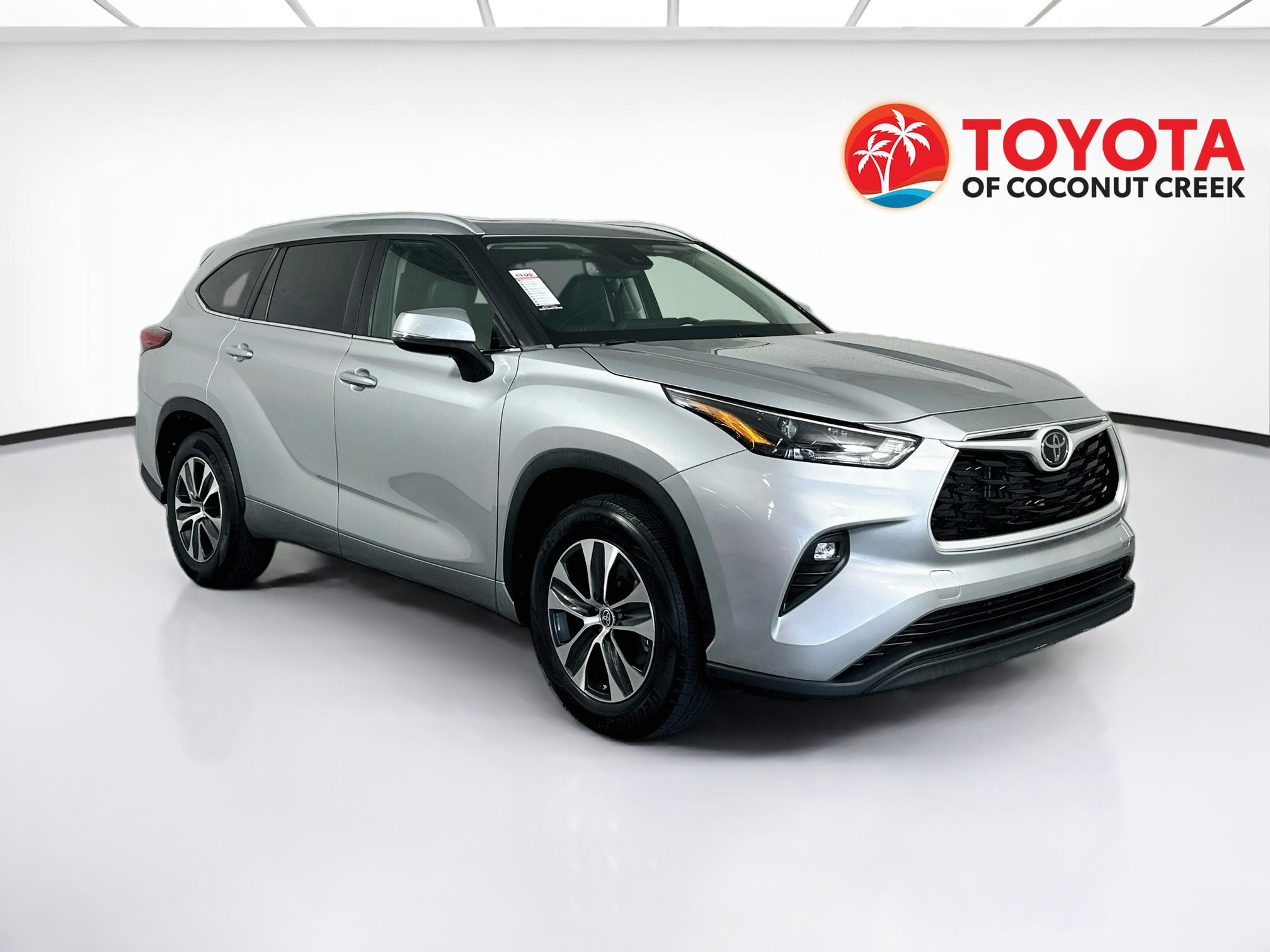 Used 2023 Toyota Highlander XLE FWD image 1