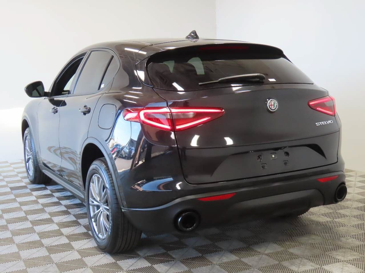 Used 2023 Alfa Romeo Stelvio Sprint RWD image 3