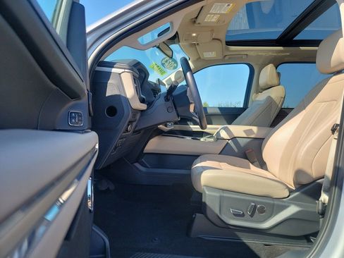 Used 2023 Ford Expedition Limited image 10