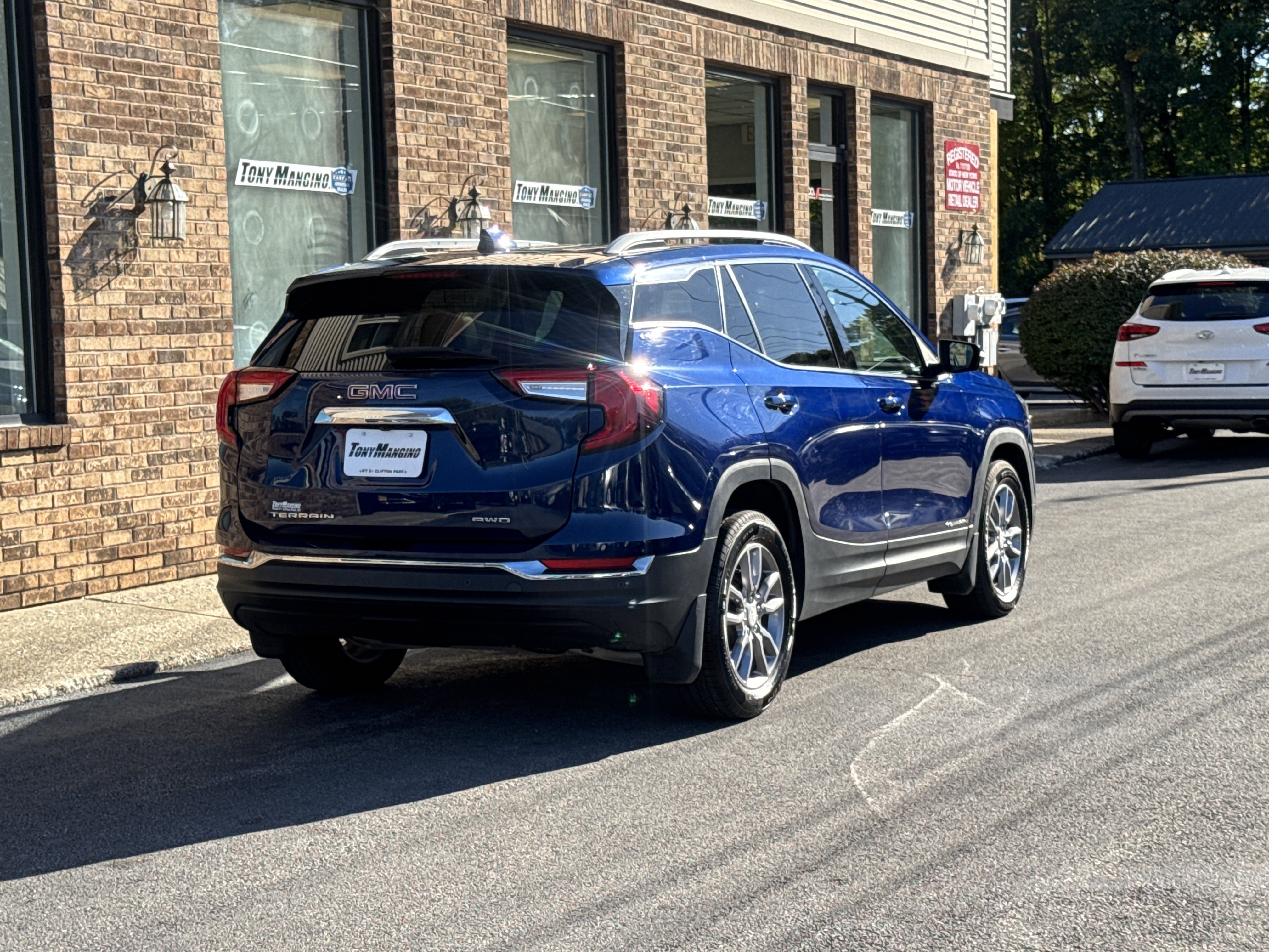 Used 2022 GMC Terrain SLT w/ Infotainment Package II AWD/4WD image 6
