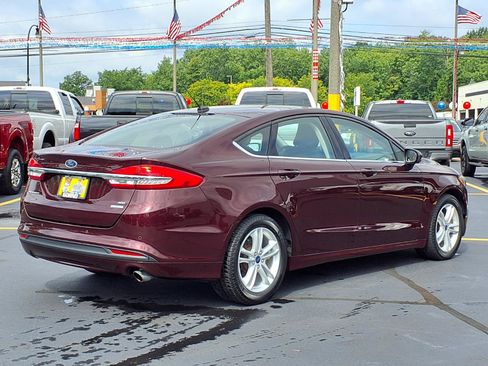 Used 2018 Ford Fusion SE w/ Fusion SE Technology Package FWD image 2