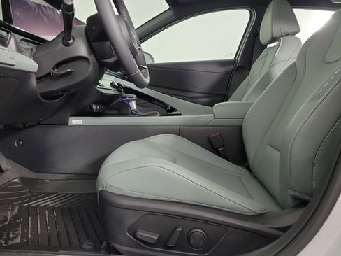 New 2025 Hyundai Elantra Limited image 25