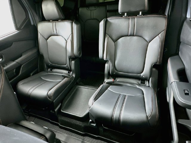 Used 2025 Honda Pilot TrailSport image 11