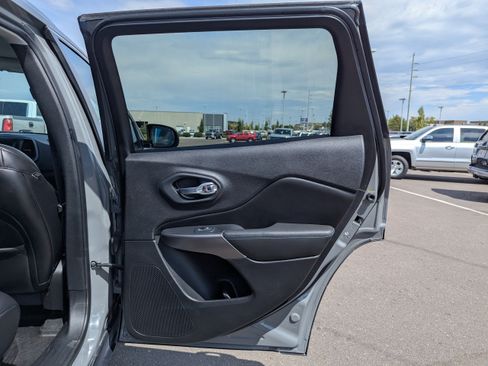 Used 2019 Jeep Cherokee Latitude Plus w/ Cold Weather Group AWD/4WD image 38