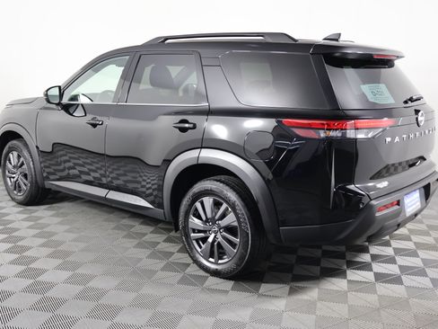 Used 2025 Nissan Pathfinder SV image 8