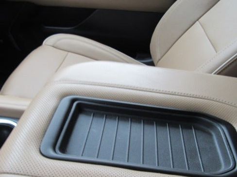 Used 2024 Chevrolet Suburban Premier image 27