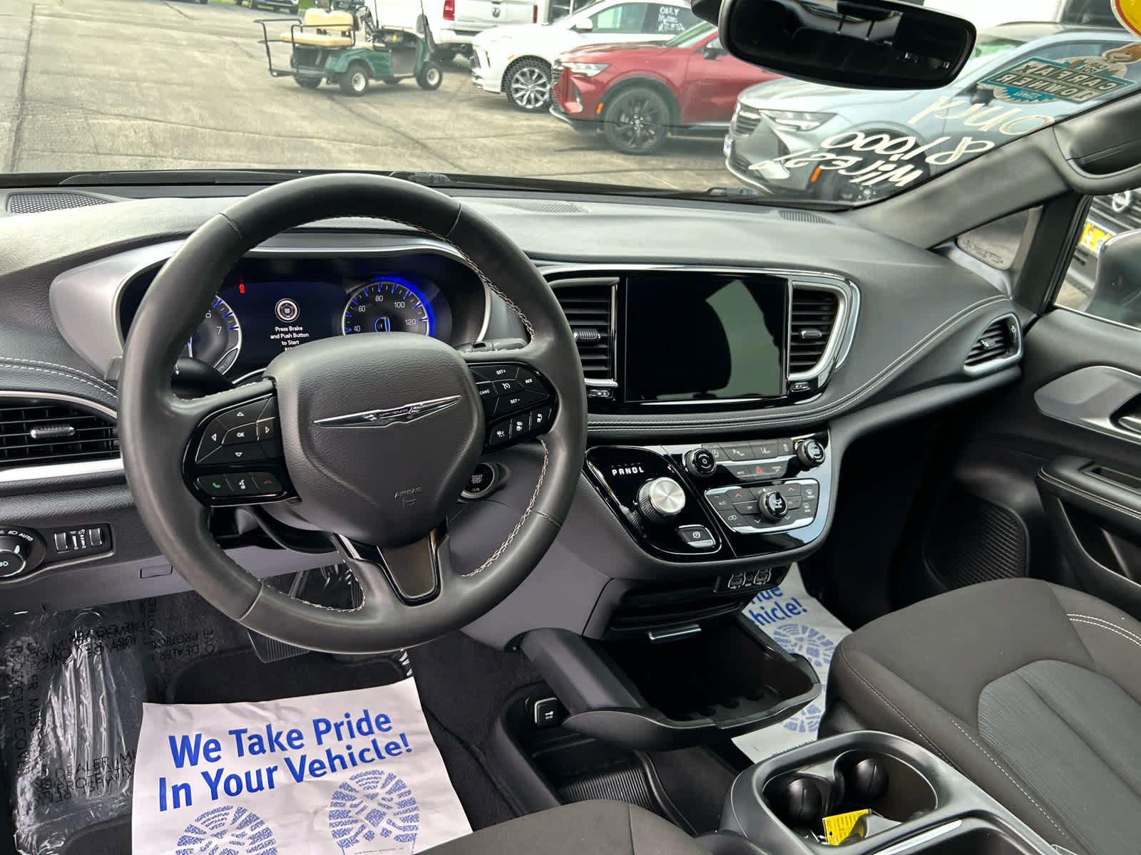 Used 2023 Chrysler Pacifica Touring FWD image 13