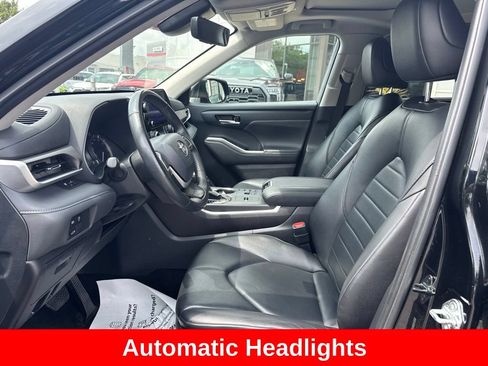 Used 2024 Toyota Highlander XLE FWD image 11