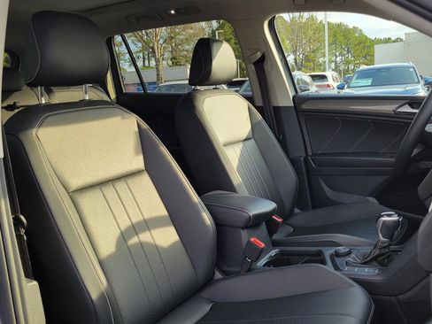 Used 2022 Volkswagen Tiguan SE image 40