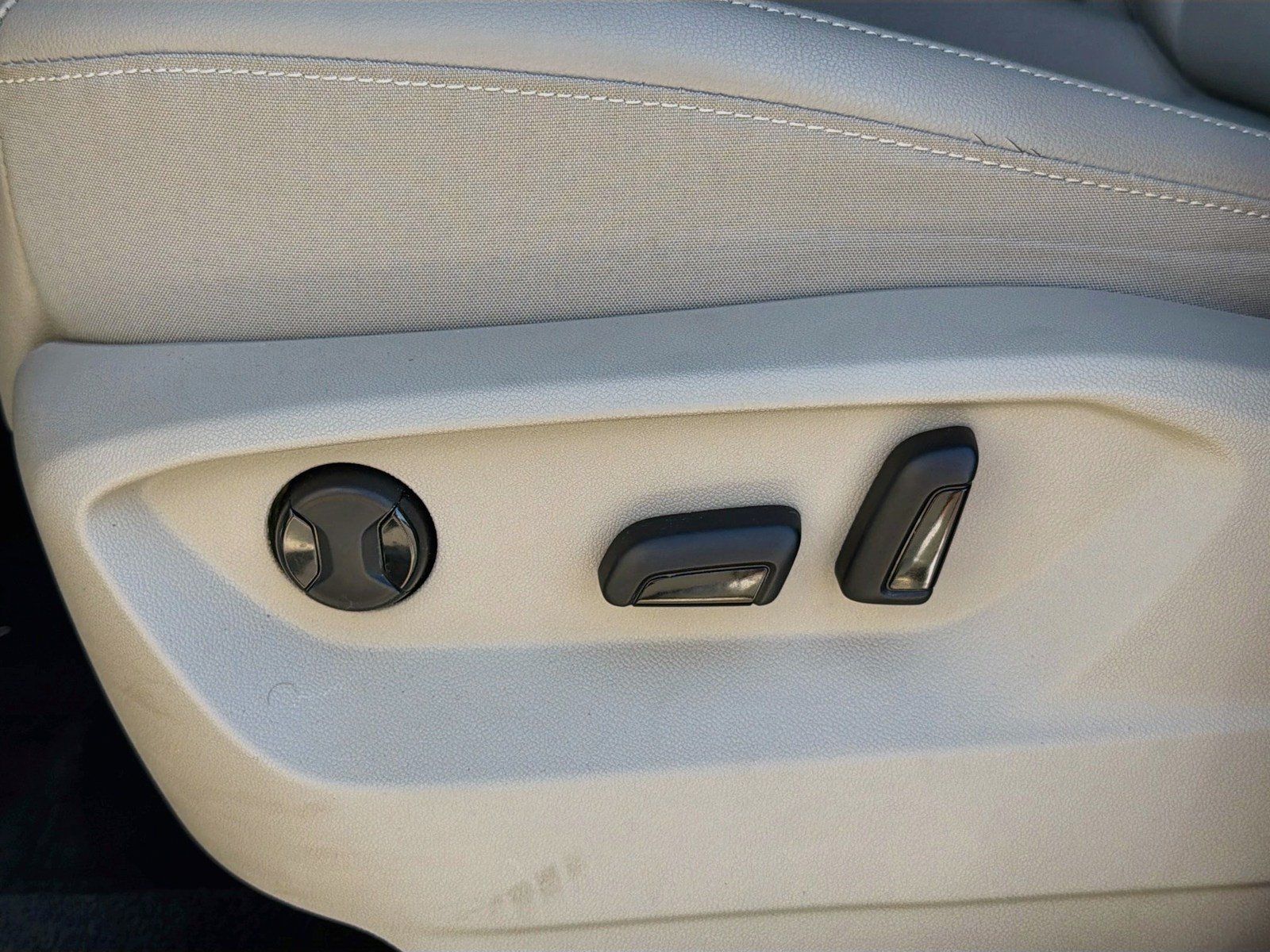Used 2023 Volkswagen Atlas SE w/ Panoramic Sunroof Package AWD/4WD image 12