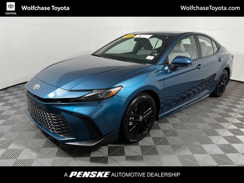 Certified 2025 Toyota Camry SE FWD image 1