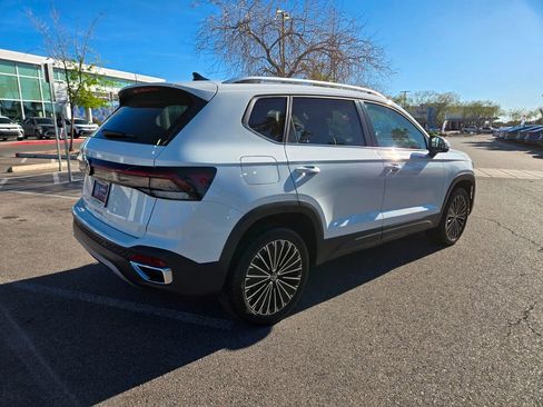 Certified 2025 Volkswagen Taos SE w/ Panoramic Sunroof Package FWD image 5