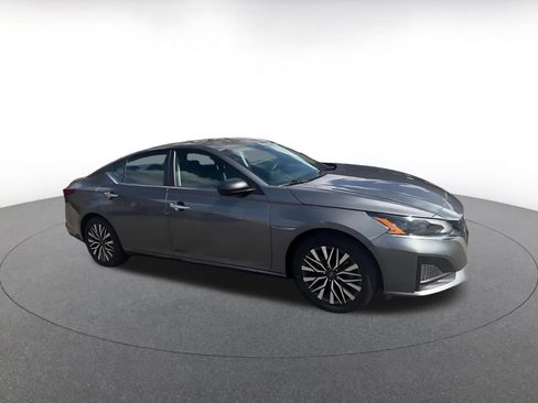 Used 2025 Nissan Altima 2.5 SV FWD image 2