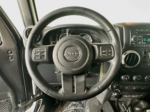 Used 2017 Jeep Wrangler Unlimited Rubicon w/ Connectivity Group AWD/4WD image 13