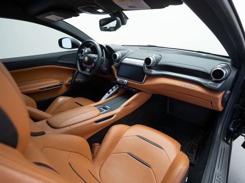 Used 2018 Ferrari GTC4Lusso image 6