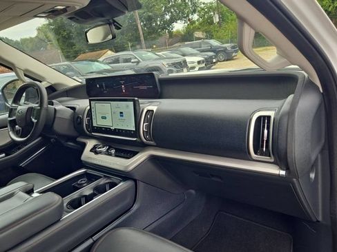 Used 2025 Ford Expedition Active AWD/4WD image 31