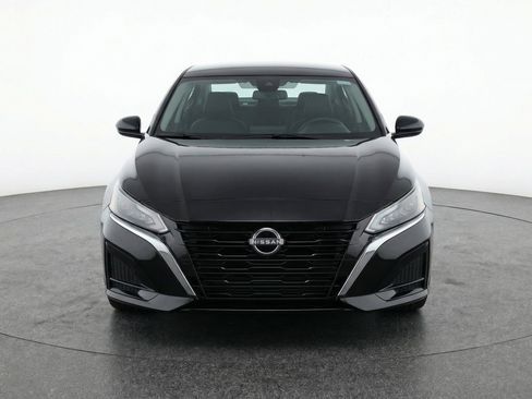 Used 2025 Nissan Altima 2.5 SV image 2