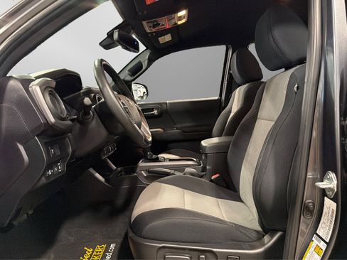 Used 2022 Toyota Tacoma TRD Off-Road AWD/4WD image 17