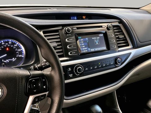 Used 2019 Toyota Highlander LE AWD/4WD image 7