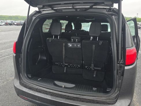 Used 2019 Chrysler Pacifica Touring-L w/ S Appearance Package FWD image 10