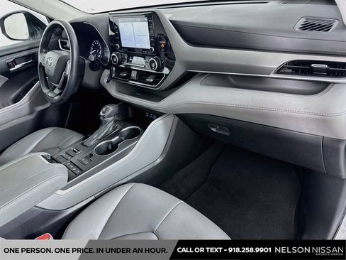 Used 2022 Toyota Highlander XLE AWD/4WD image 30