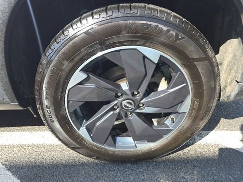 Used 2024 Nissan Rogue SV AWD/4WD image 9