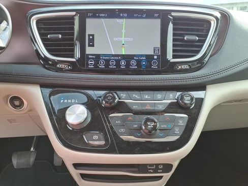 Used 2019 Chrysler Pacifica Limited FWD image 23