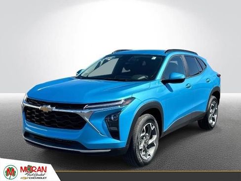 Certified 2025 Chevrolet Trax LT w/ Driver Confidence Package image 1