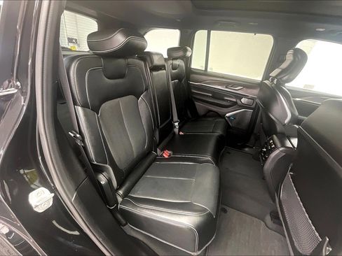 Used 2023 Jeep Grand Cherokee Overland w/ Advanced Protech Group III AWD/4WD image 18