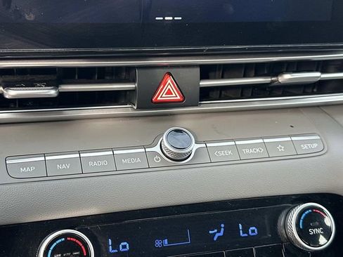 Used 2025 Hyundai Elantra SEL image 28