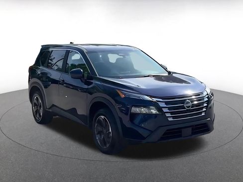 Used 2025 Nissan Rogue SV image 3