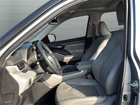Certified 2023 Toyota Highlander XLE image 20