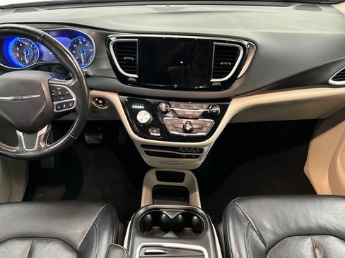 Used 2022 Chrysler Pacifica Touring-L image 13