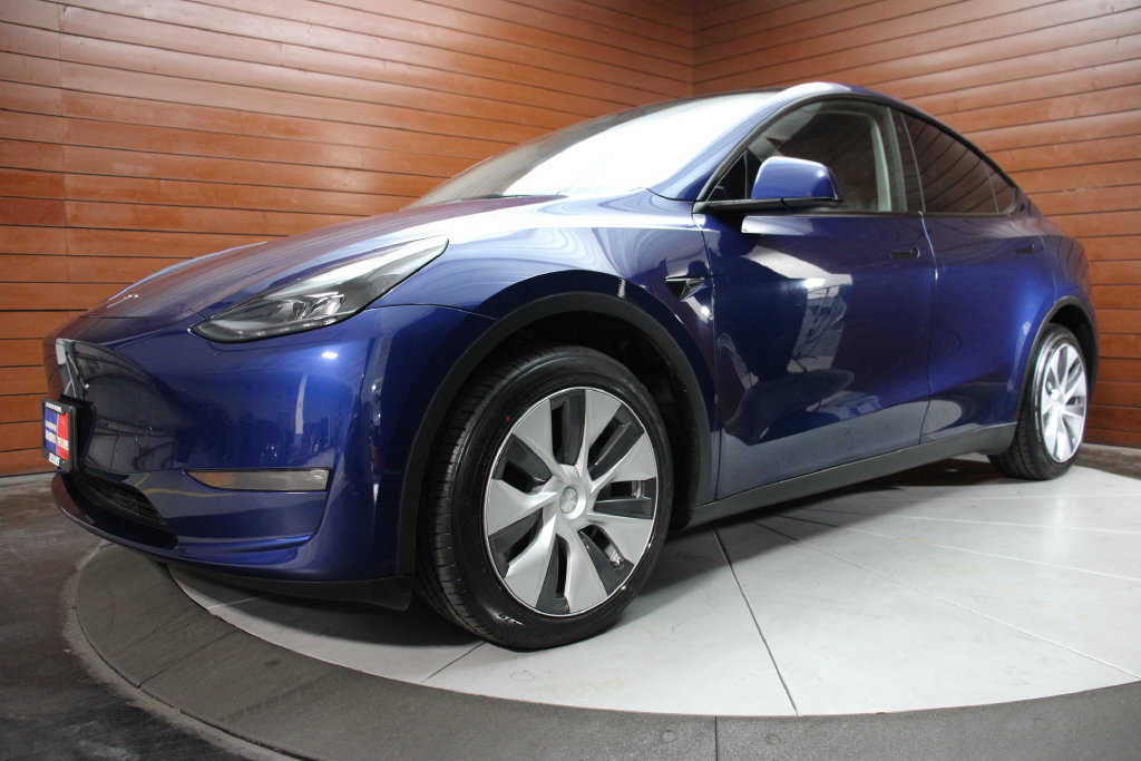 Used 2023 Tesla Model Y Long Range AWD/4WD image 1