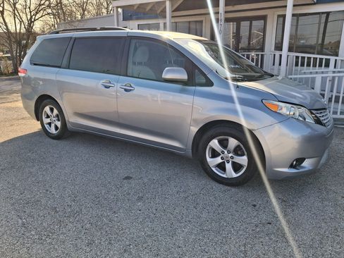 Used 2011 Toyota Sienna LE w/ Towing Pkg FWD image 5