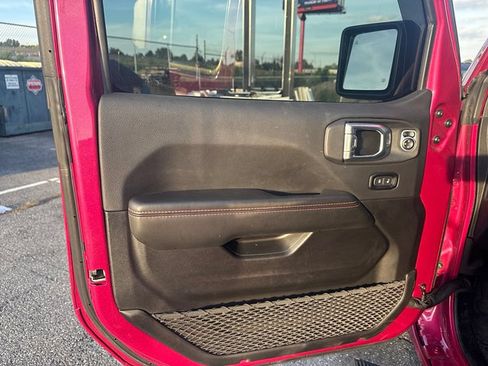 Used 2024 Jeep Gladiator Rubicon w/ Technology Group AWD/4WD image 9