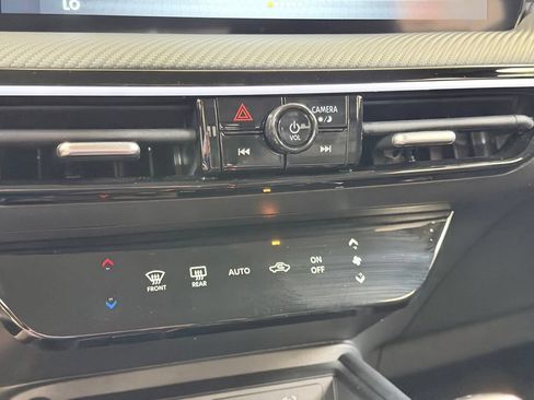 Used 2025 Nissan Kicks SR AWD/4WD image 49