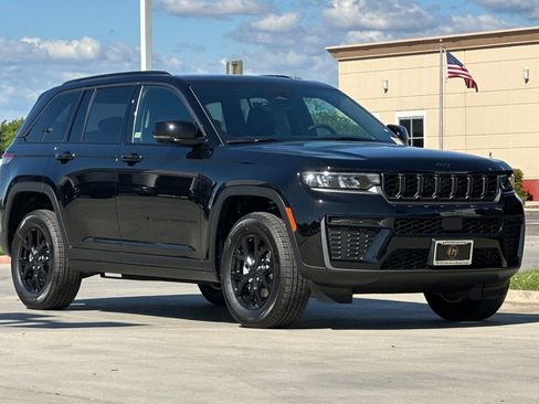 New 2026 Jeep Grand Cherokee Altitude image 9