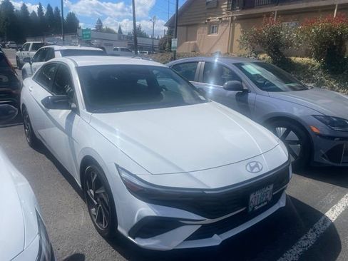 Used 2025 Hyundai Elantra SEL FWD image 3