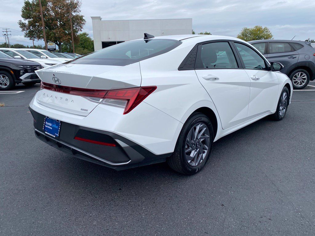 Certified 2026 Hyundai Elantra Hybrid FWD image 4