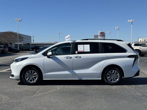 Used 2025 Toyota Sienna XLE w/ XLE Plus Package image 8