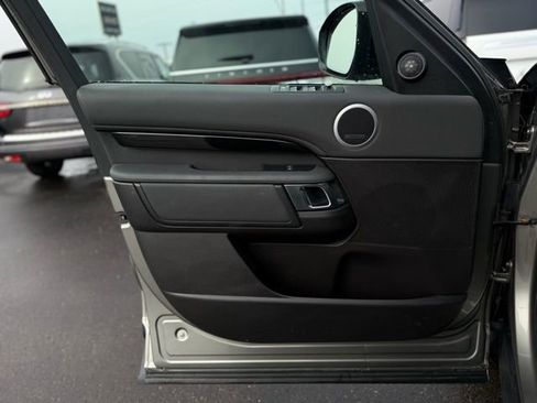 Used 2018 Land Rover Discovery SE image 14