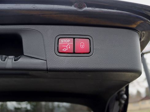 Used 2019 Mercedes-Benz GLC 300 4MATIC image 38