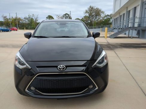 Used 2019 Toyota Yaris XLE image 2