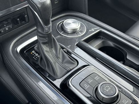 Used 2024 Nissan Armada SV image 25