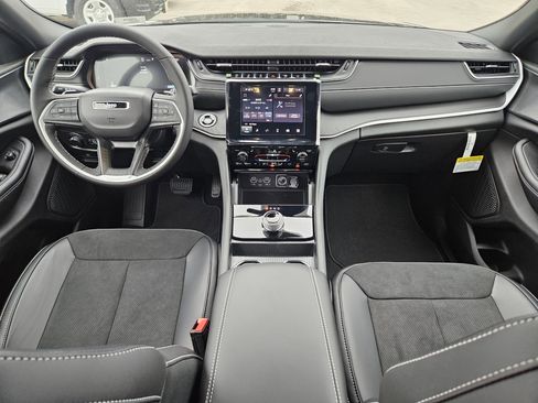 New 2025 Jeep Grand Cherokee Altitude image 15